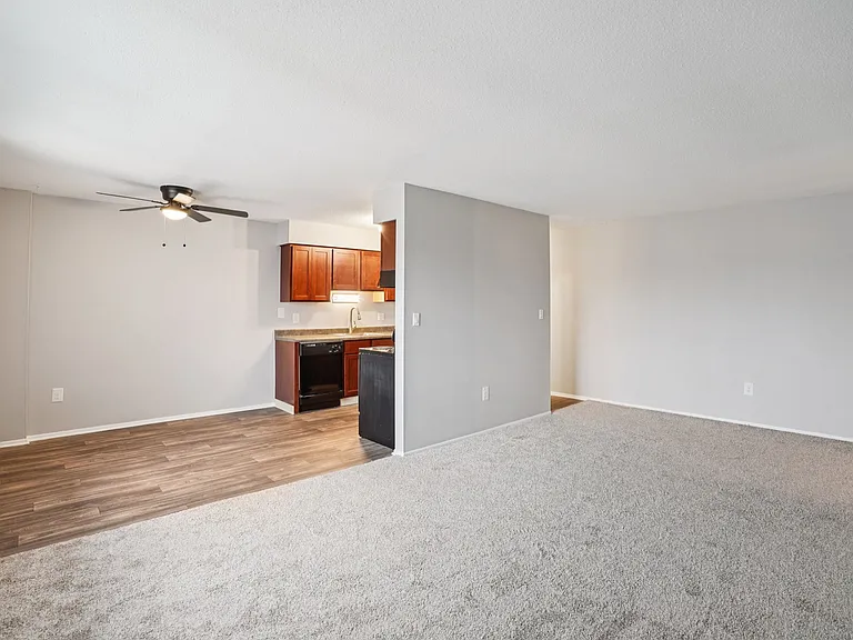 Hillcrest Club Apartments — Photo 41