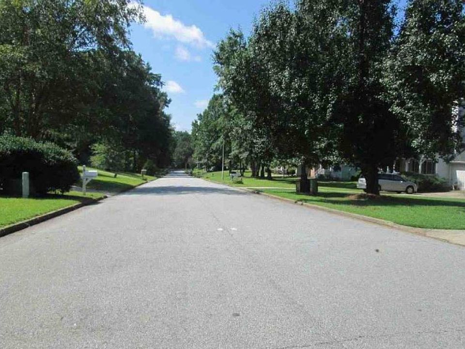 2nd image of 4 Pine Grove Cir
