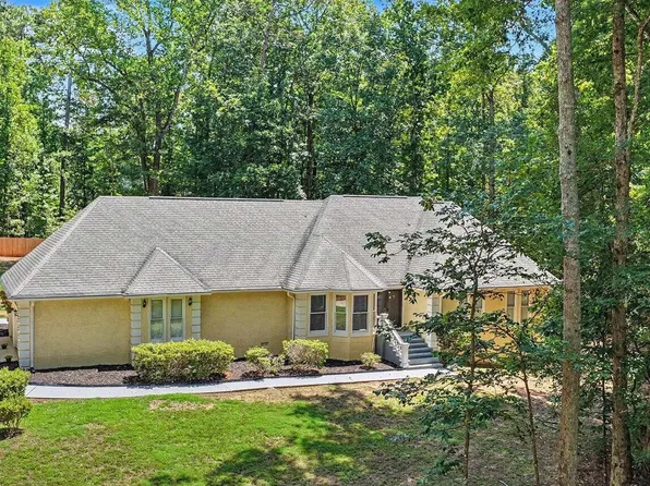 185 Courtland Dr, Fayetteville, GA 30215