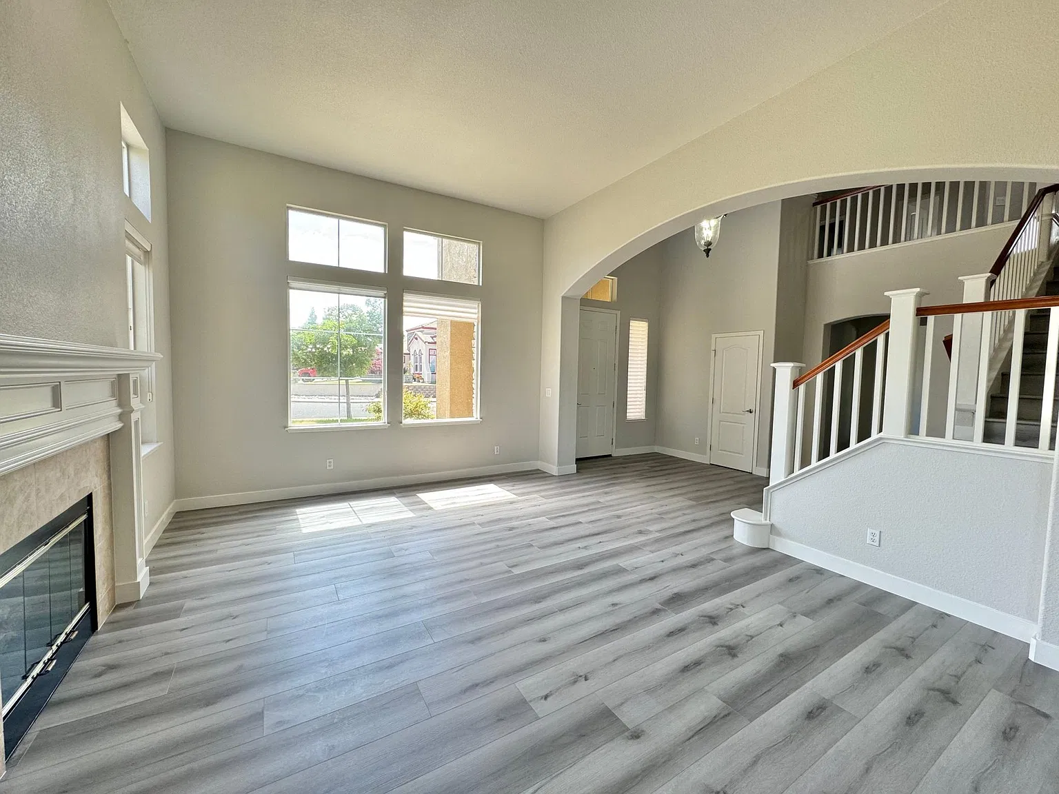 5 bed, 4.5 bath, 3595 sqft, $4,450 — Photo 3