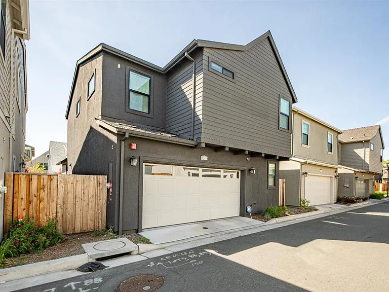 1586 Waterside Ln — Photo 4