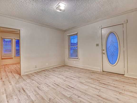 3rd image of 302 N Fannin St