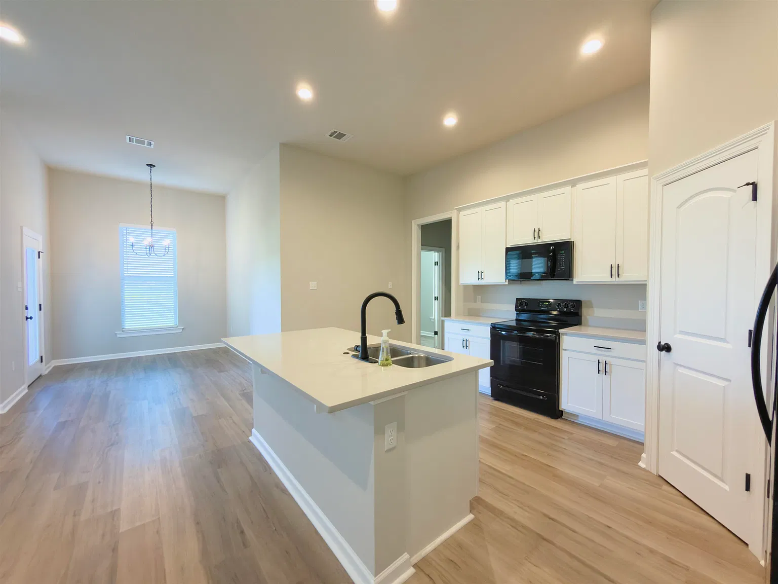 3 bed, 1887 sqft, $2,000 — Photo 4