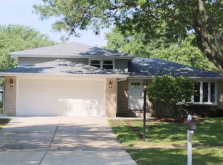 9S162 Cumnor Rd, Downers Grove, IL 60516