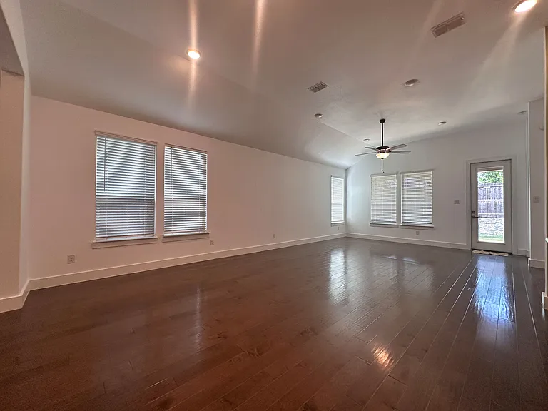 2609 Chevy Chase Dr — Photo 17