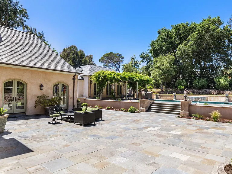 12661 Robleda Rd — Photo 32