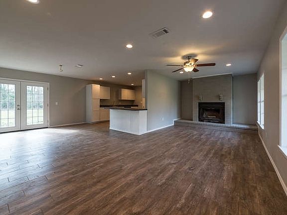 4th image of 715 Evangeline Ln