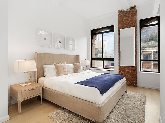 3rd image of 39 E 12th St APT 806