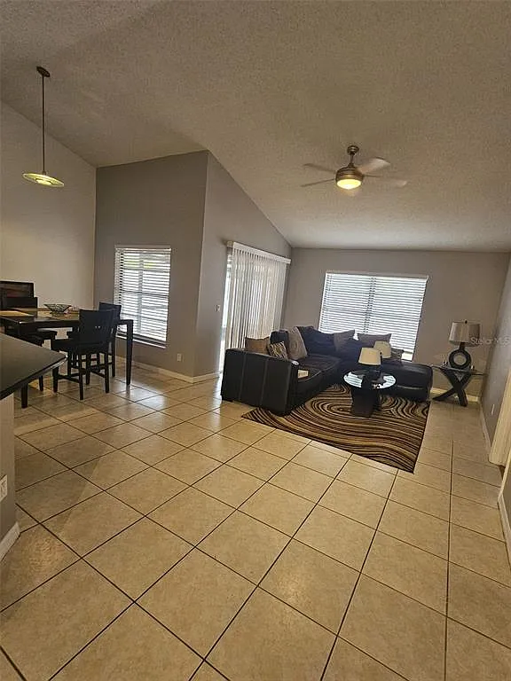 3 bed, 2.0 bath, 1413 sqft, $2,500 — Photo 2