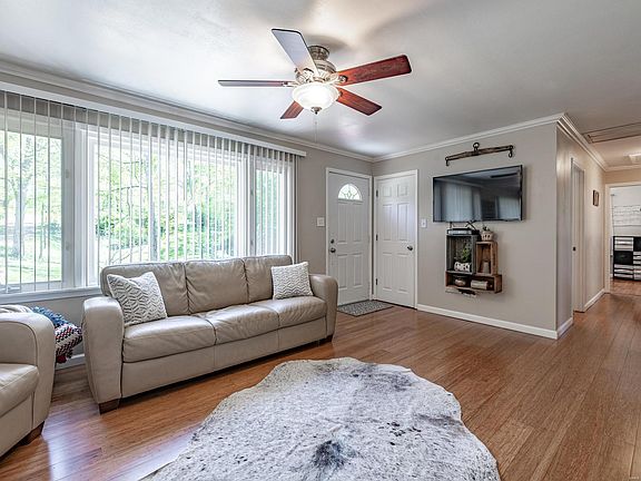 5th image of 19 Oakwood Ln