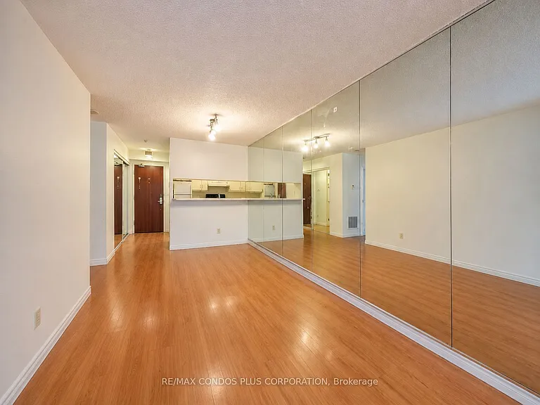 1055 Bay St #508 — Photo 4