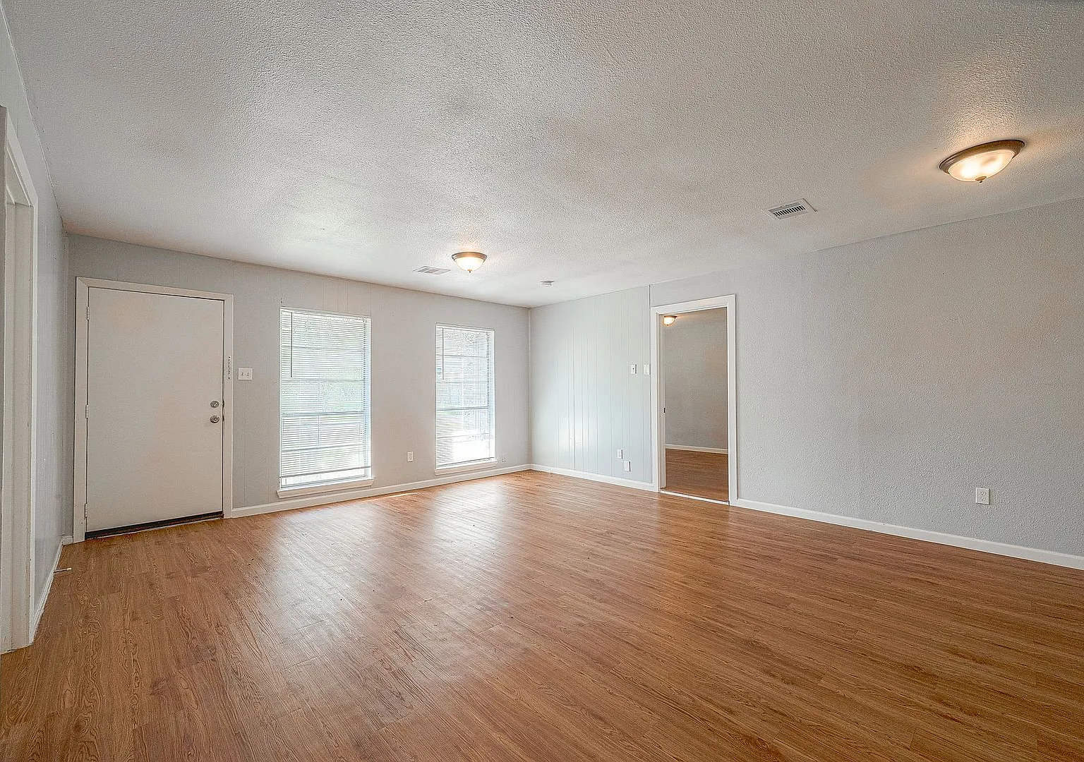 Affordable and Spacious 4-Bedroom, 2-Bath Convenient South Houston Home Near Medical Center & Cit... — Photo 3