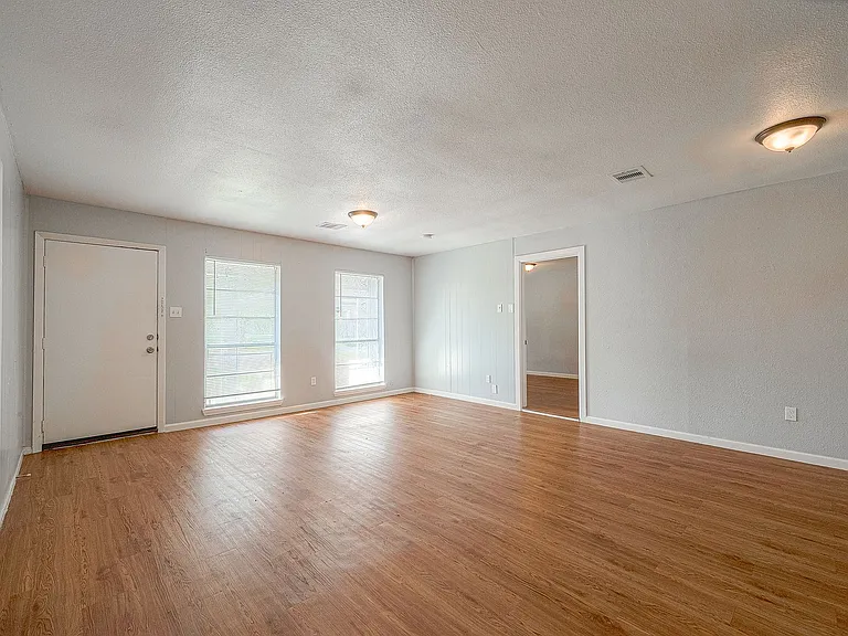 5619 Willow Glen Dr — Photo 3