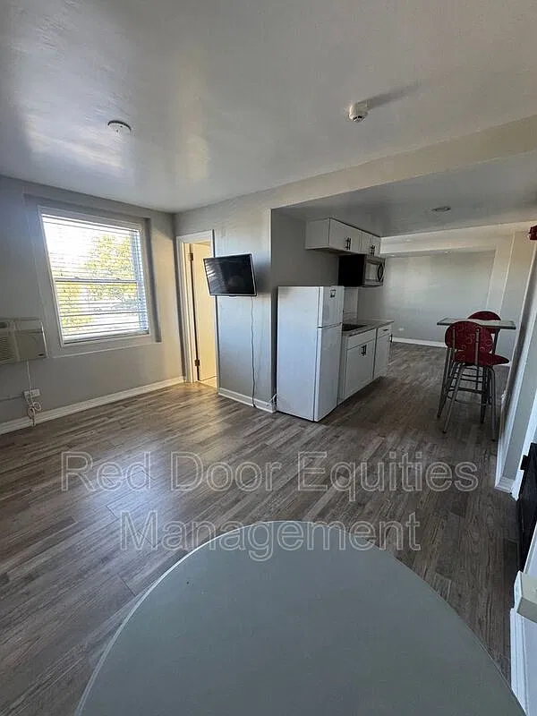 Studio, 1.0 bath, $1,000 — Photo 2