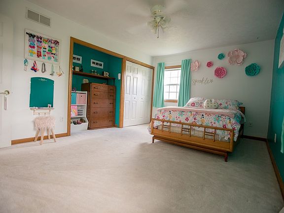 3rd image of 961 Woodview Dr