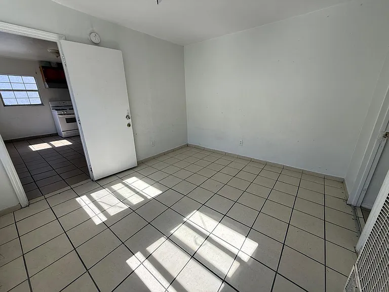 6210 S Vermont Ave #1/4 — Photo 3
