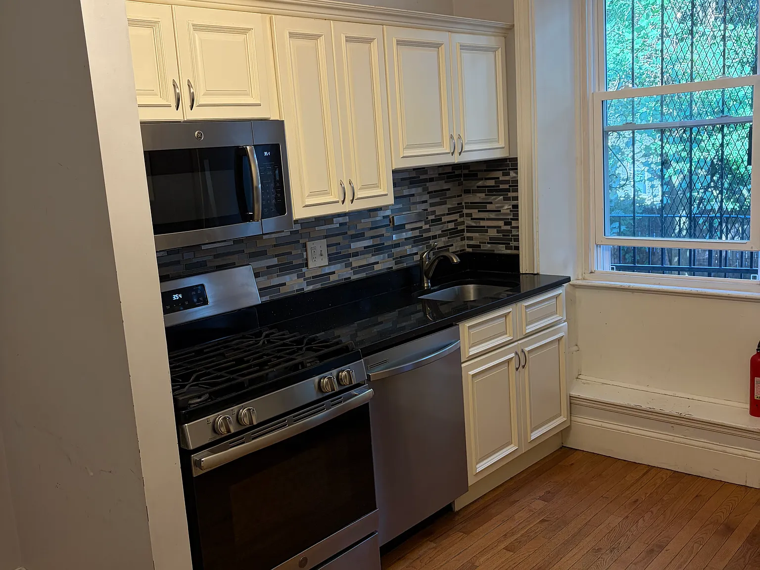4 bed, 1200 sqft, $4,900 — Photo 3