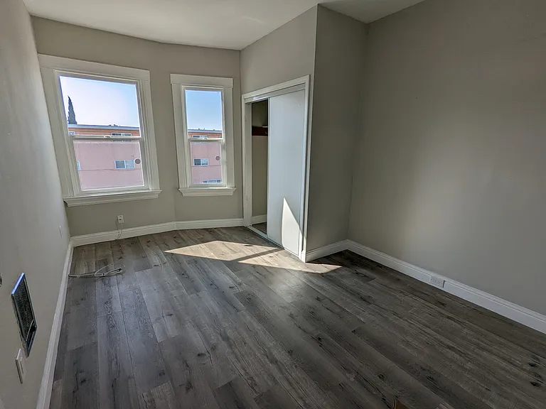 914 E 18th St — Photo 10