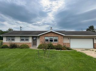 527 Timber Hills Dr, Freeport, IL 61032