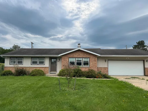 527 Timber Hills Dr, Freeport, IL 61032