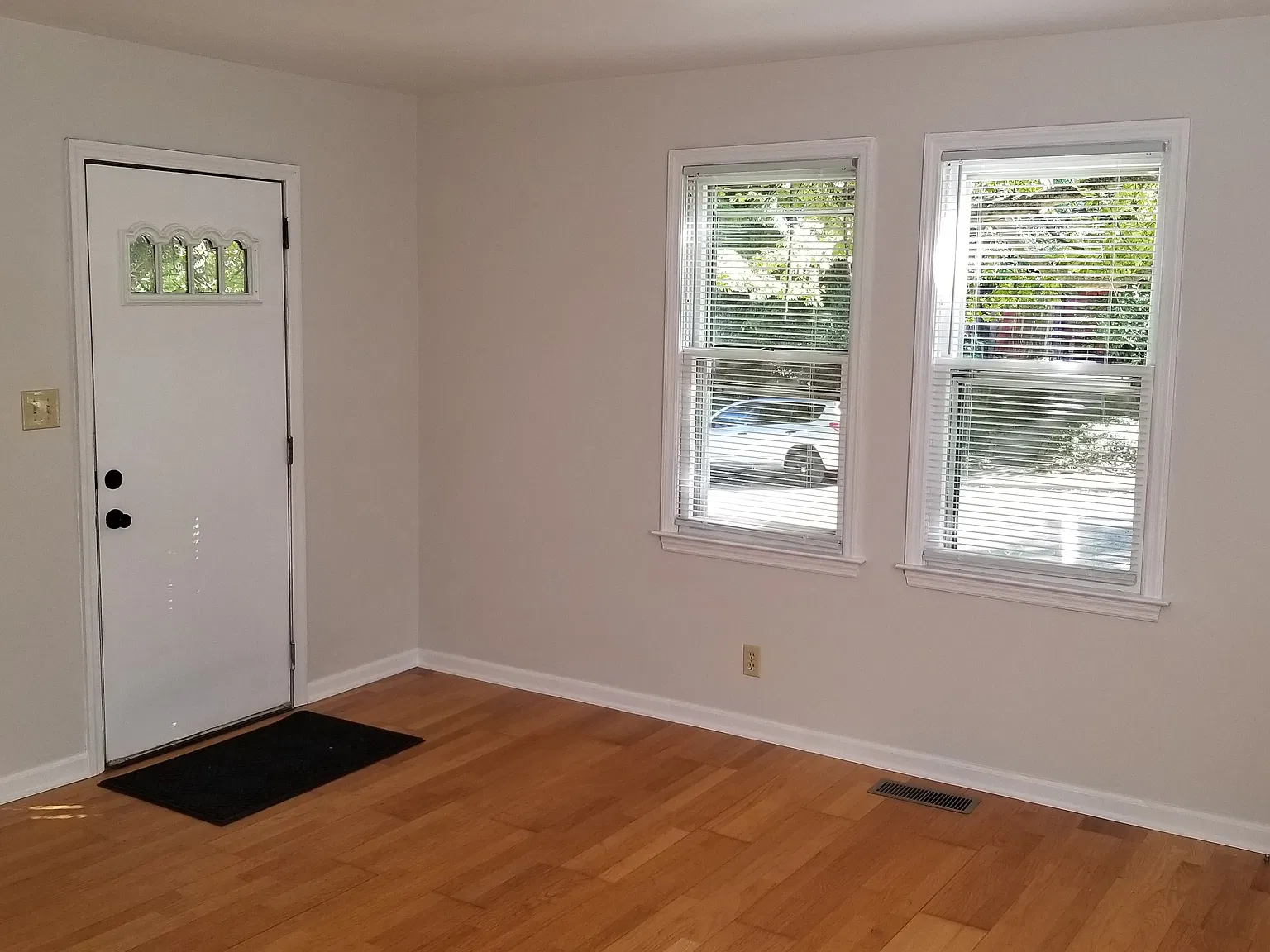 3 bed, 1281 sqft, $2,100 — Photo 4