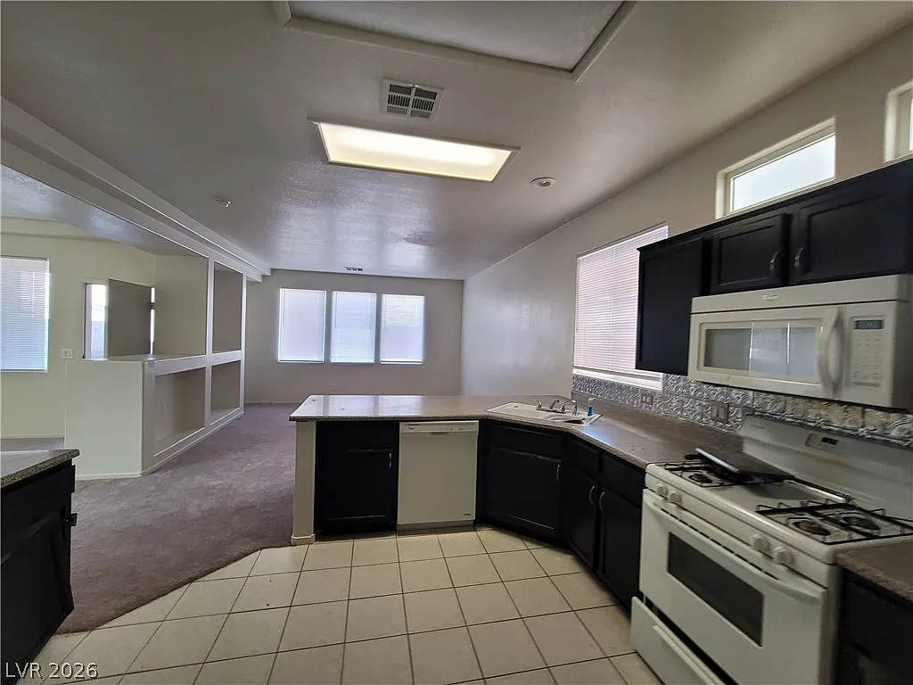 5 bed, 2.5 bath, 2381 sqft, $2,059 — Photo 3