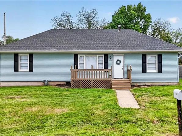 506 E 1st St, Tonganoxie, KS 66086