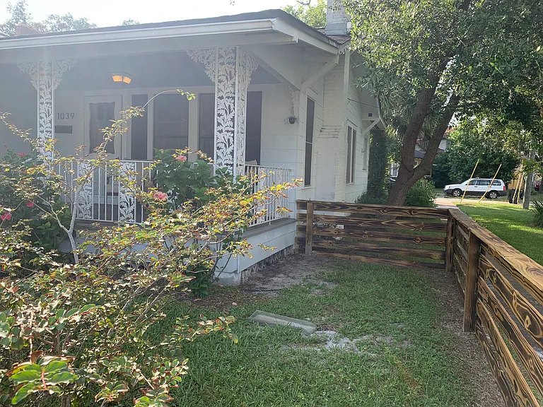 1039 Riviera St — Photo 67