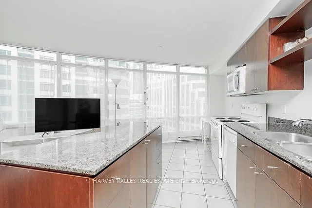 361 Front St W — Photo 4