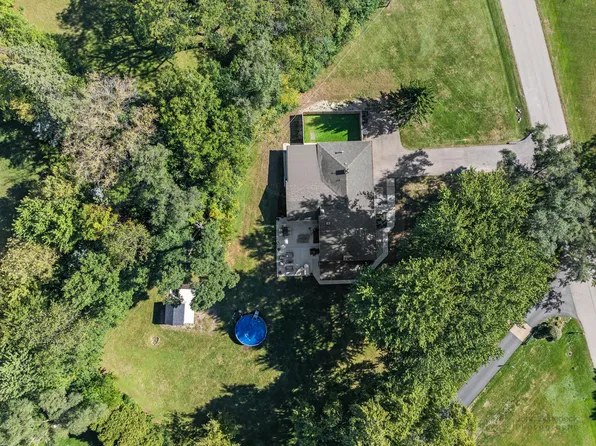 127 Howe Ter, Barrington, IL 60010