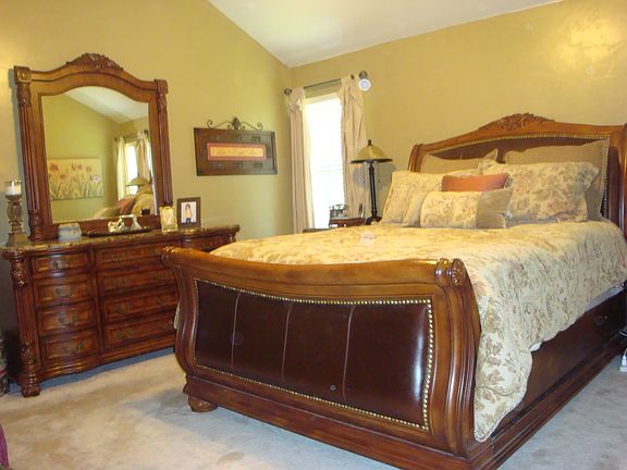 Large Master BR w/full bath and walk in closet