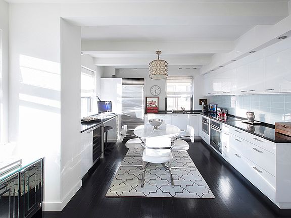 5th image of 150 W 51st St APT 1716