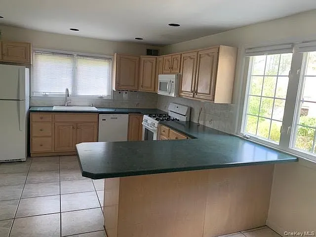 81 Woodlawn Ave — Photo 7