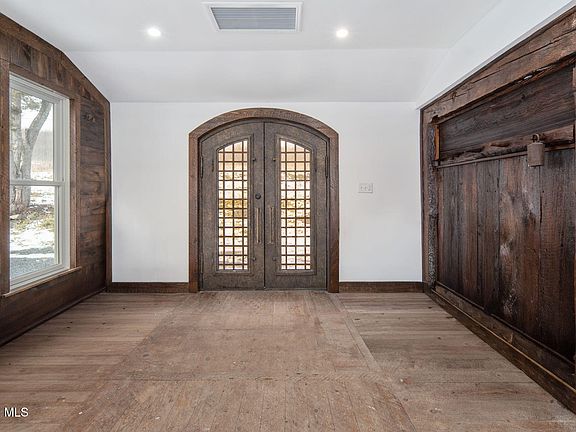 3rd image of 320 Merchant Road