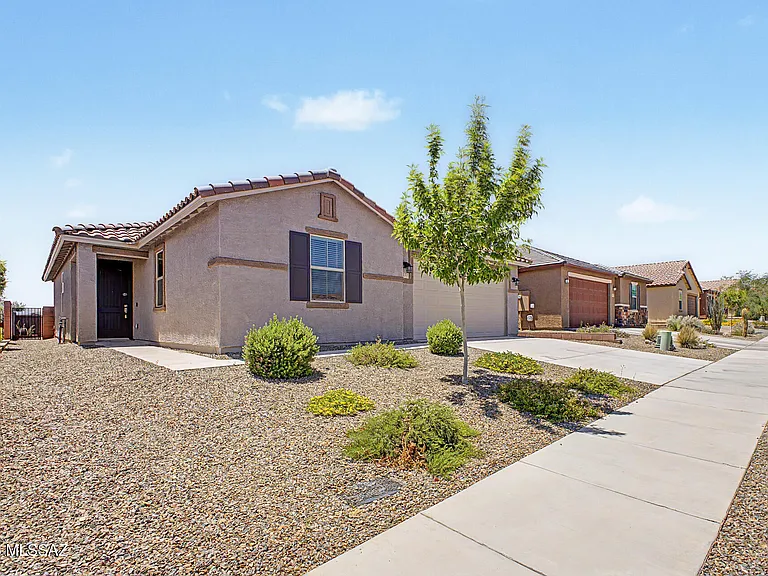 2177 W Desert Topaz Way — Photo 2