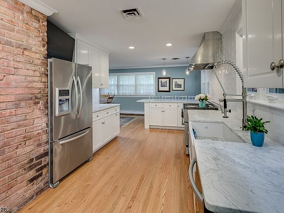 Exposed brick, hdwd floors