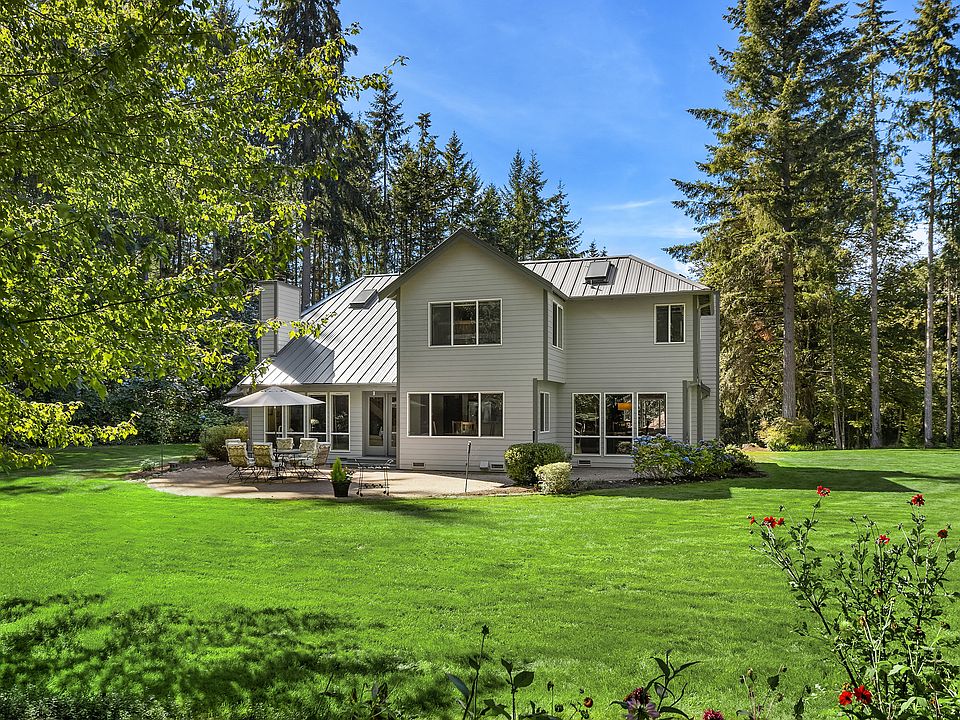 Welcome home to your private park with HUGE, perfectly flat yard and lawns, beautiful trees, lots of sunlight, and total privacy.