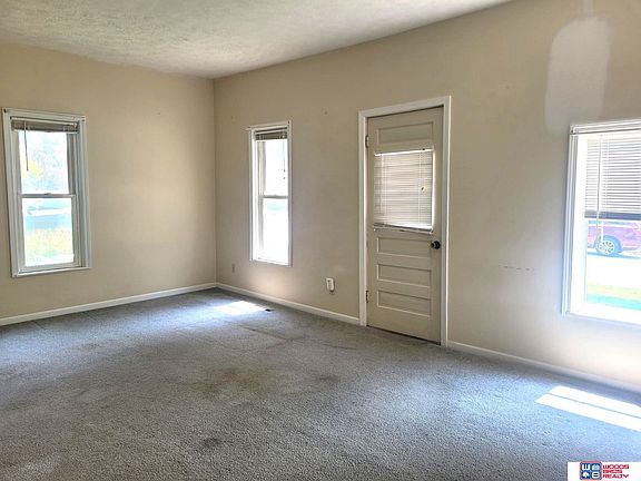 3rd image of 942 Elm St