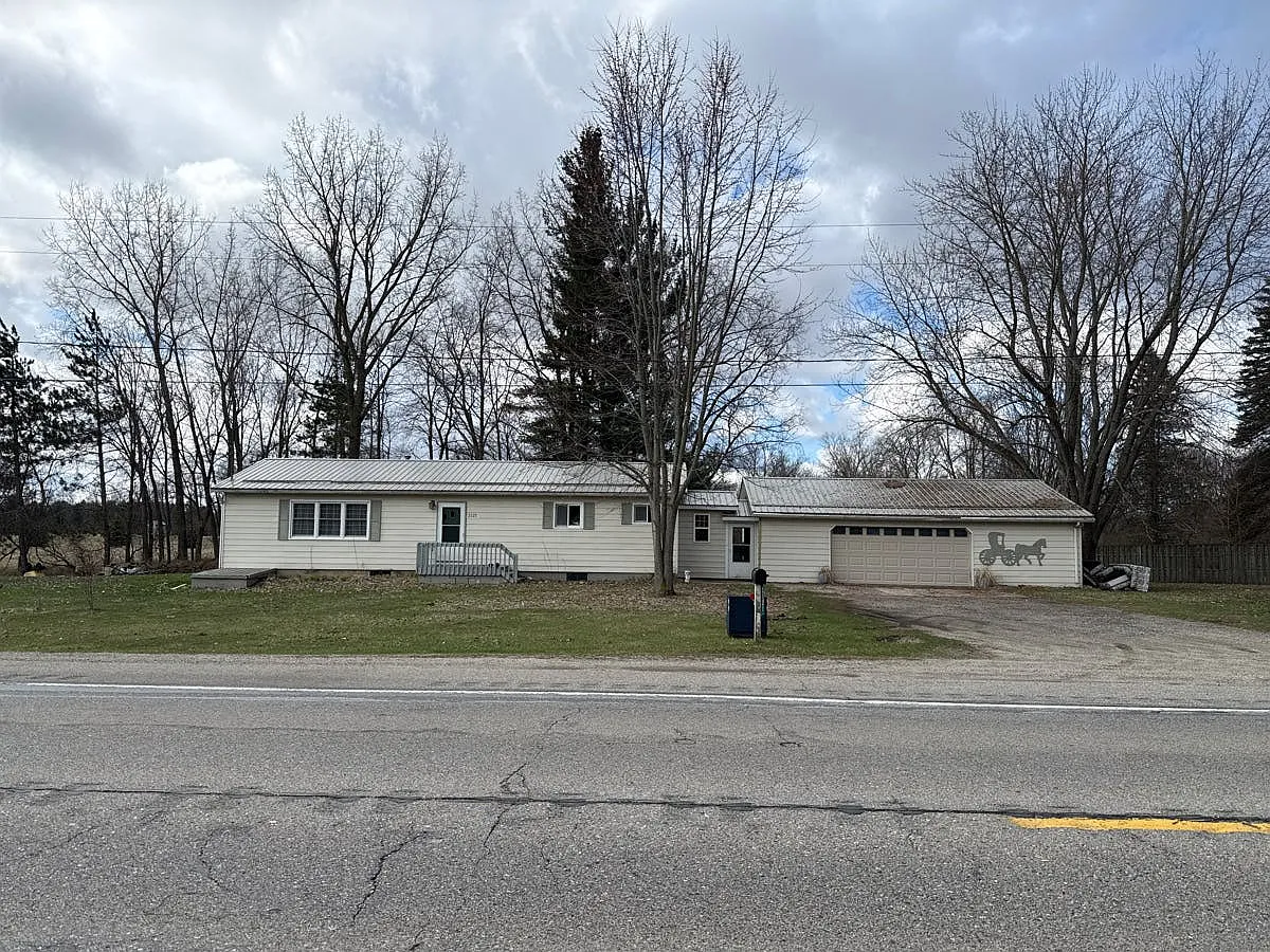 2121 W Howard City Edmore Rd photo 1