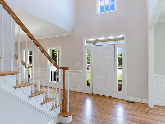 3rd image of 409 Lindsay Ct