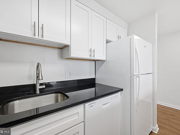 5th image of 24 Courthouse Sq APT 603
