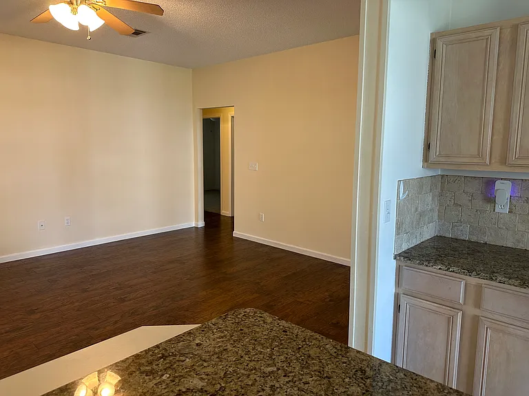 220 Parkwood Cir — Photo 12