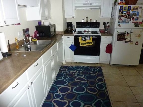 Kitchen w/dine-in area