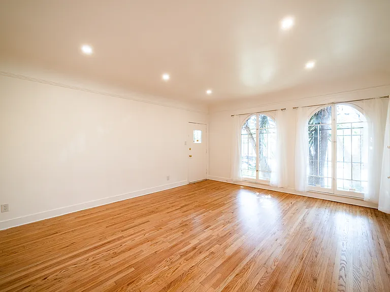 242 S Sycamore Ave #1/2 — Photo 2