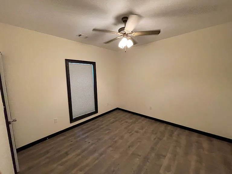 Bedroom with walkin closet