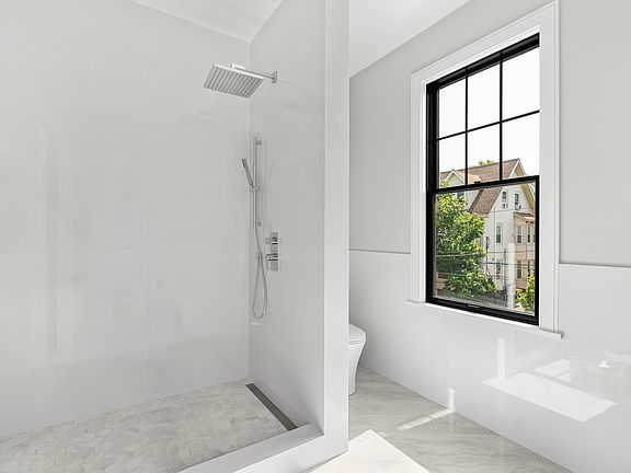 5th image of 34 Pinckney St #3