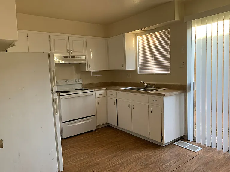 540 Madeira Dr SE — Photo 1