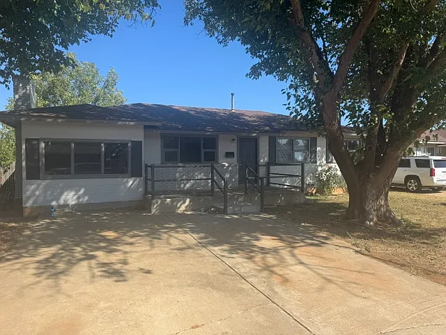 3 bed, 1.5 bath, 1394 sqft, $1,200 — Photo 1