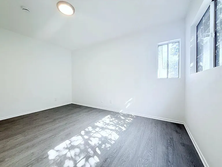 10565 Camarillo St — Photo 22