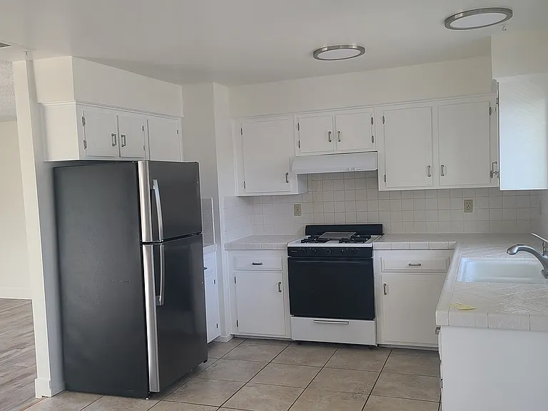 194 S Elm St #A — Photo 2
